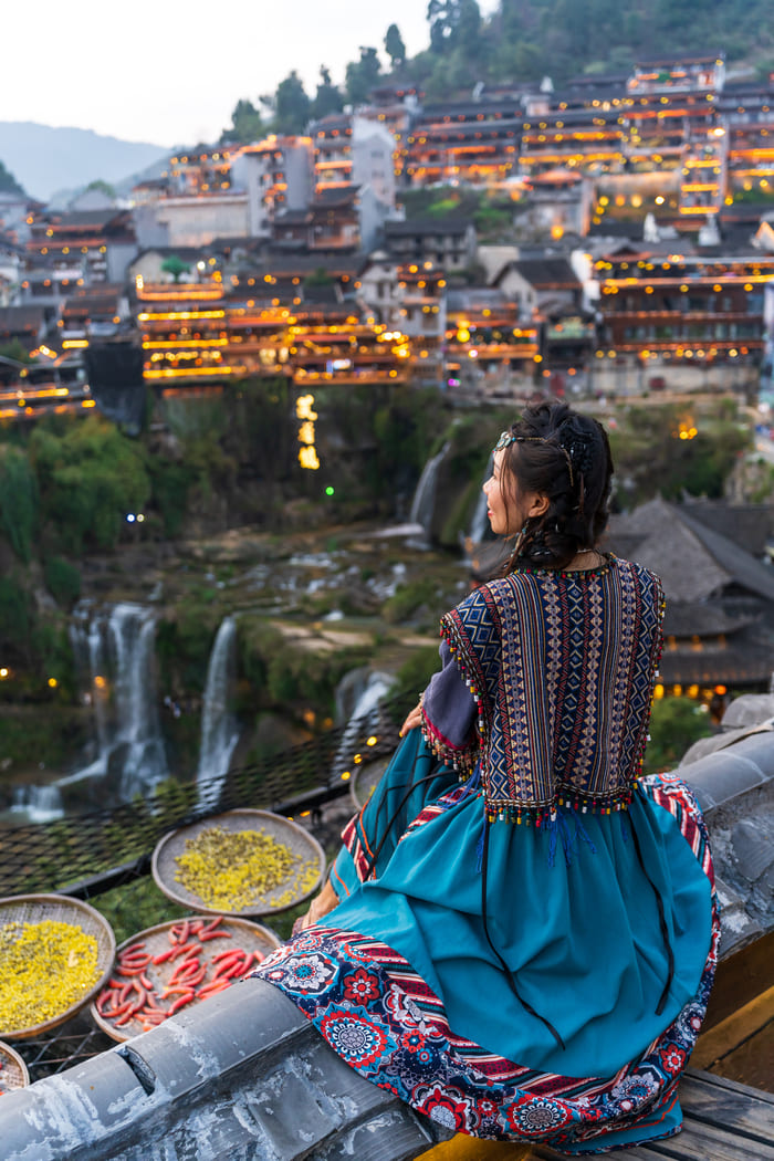 Mucha sentada en la ciudad de Lijiang.