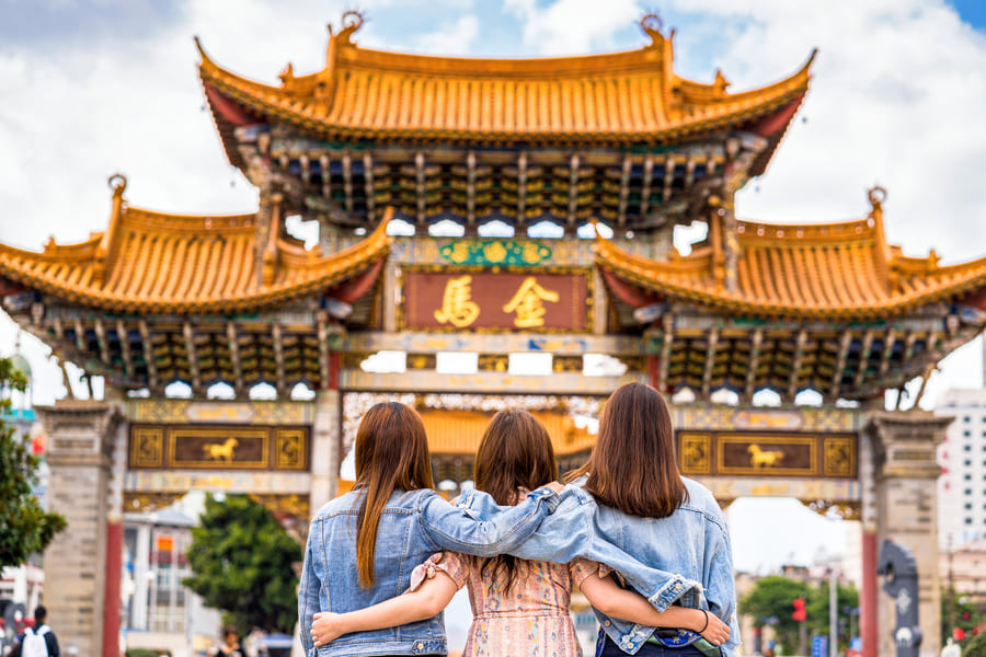 Familia disfrutando de las maravillas de China.