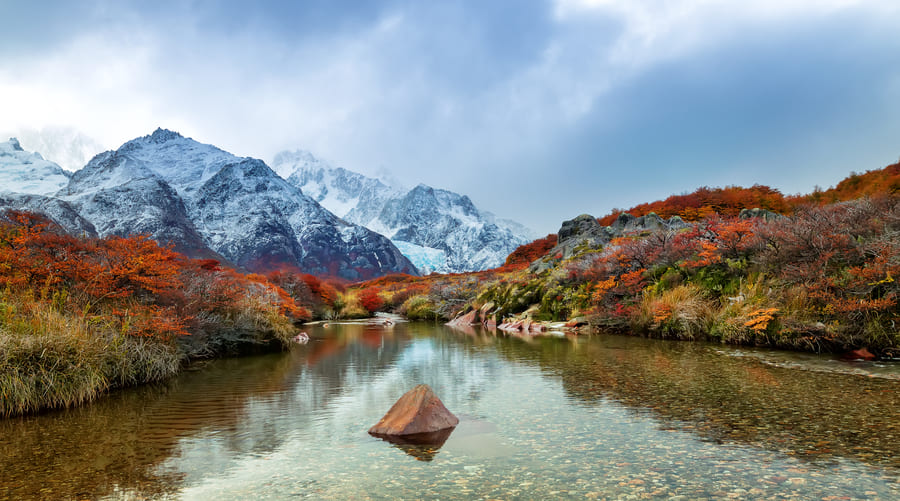 Lago de china con agua color turqueza