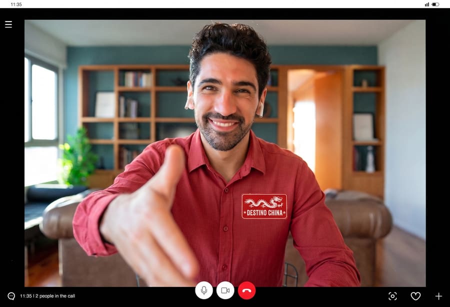 Señor con camisa roja saludando